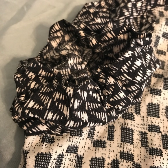 F21 Short Sleeved Patterned Blouse - Picture 6 of 8